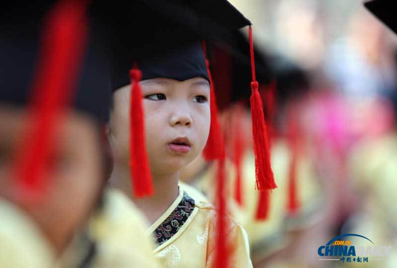 福建晉江：紀(jì)念孔子誕辰2563周年 小學(xué)生祭孔