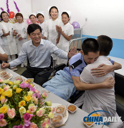 “最美學(xué)警”李博亞為護(hù)士姐姐送月餅