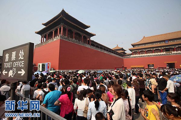 中秋國慶長假第三天景區(qū)游客量急劇攀升