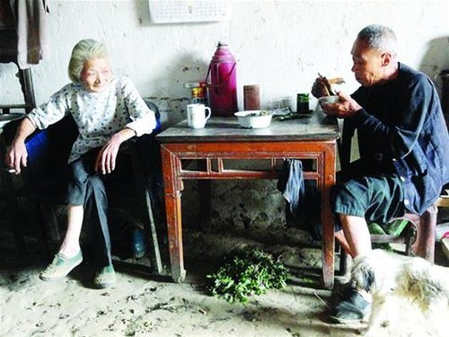 湖北“神仙奶奶”12年粒米未進(jìn) 每天只喝茶抽煙
