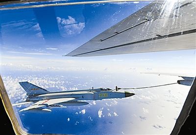 我軍戰(zhàn)機空中加油時突發(fā)故障 飛行員手動完成任務(wù)[圖]