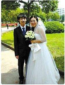 年輕情侶創(chuàng)意秀愛(ài)情: “裸”物質(zhì) 幸福可以很簡(jiǎn)單