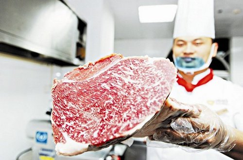 武漢“雪花牛肉”每斤售近2千 1頭?？少I寶馬車