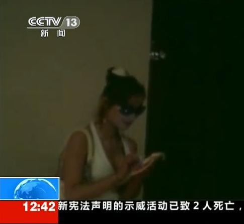 警察假扮嫖客與賣(mài)淫女周旋 摧毀招嫖團(tuán)伙