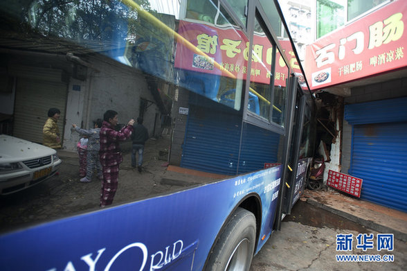 公交車失控撞進(jìn)五金店 一名男童受傷
