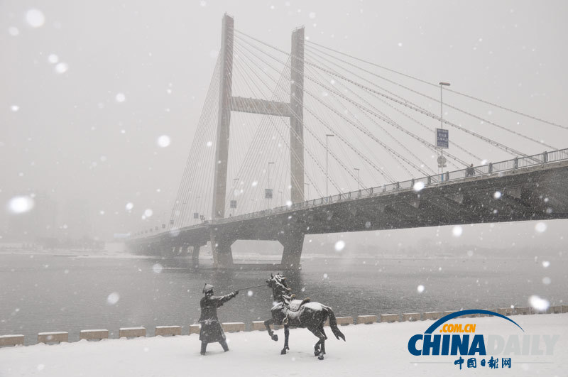 東北遭遇強(qiáng)降雪 中央氣象臺發(fā)布暴雪藍(lán)色預(yù)警
