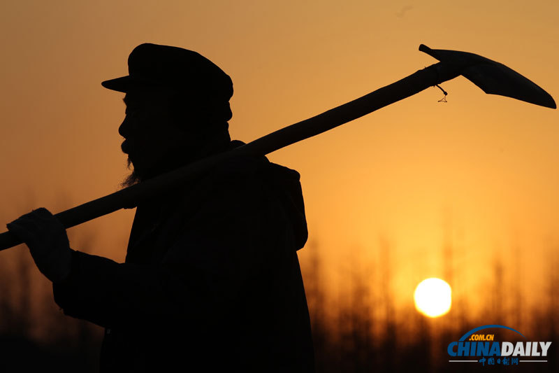 圖片故事：75歲“好人老李”義務養(yǎng)路16年