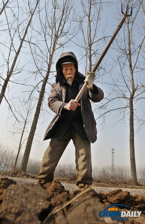 圖片故事：75歲“好人老李”義務養(yǎng)路16年
