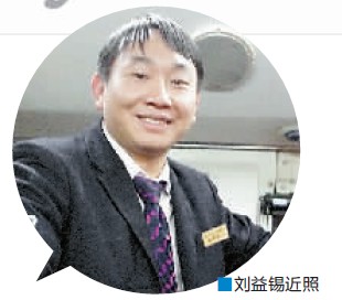 殘疾乞丐要乘坐公交 好心司機(jī)三次抱他上下車