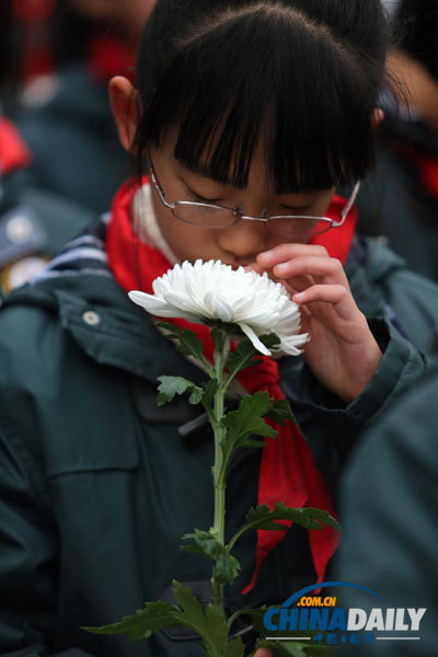 南京舉行國(guó)際和平集會(huì)悼念南京大屠殺30萬(wàn)同胞遇難75周年