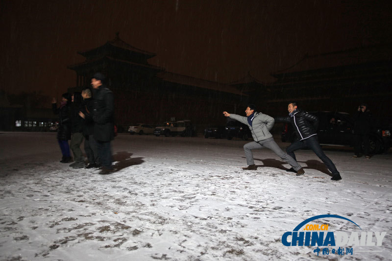 北京青年雪夜浪漫 紫禁城外賣(mài)萌扮酷