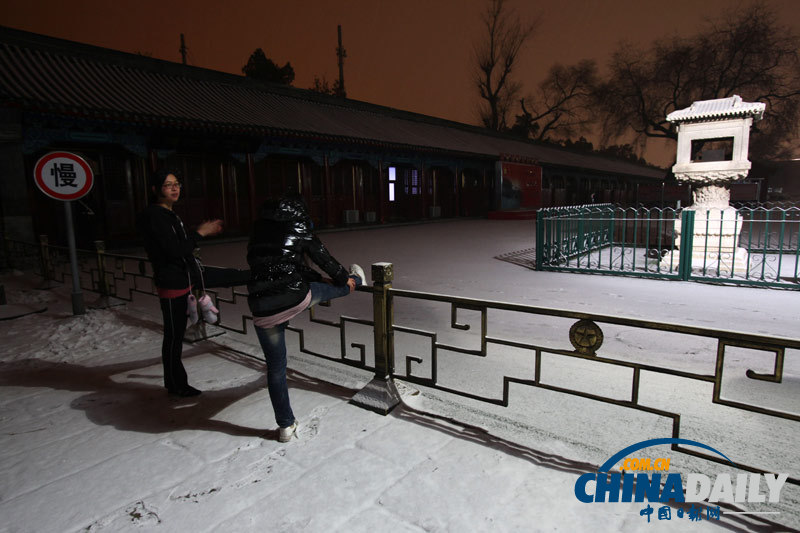 北京青年雪夜浪漫 紫禁城外賣(mài)萌扮酷