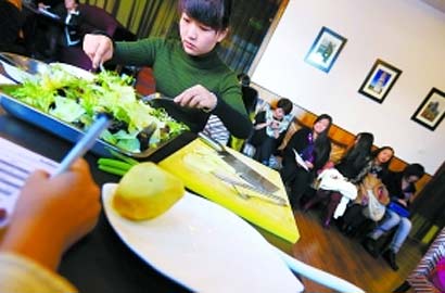 億萬(wàn)富豪相親先進(jìn)行面試 看外貌再考切土豆絲