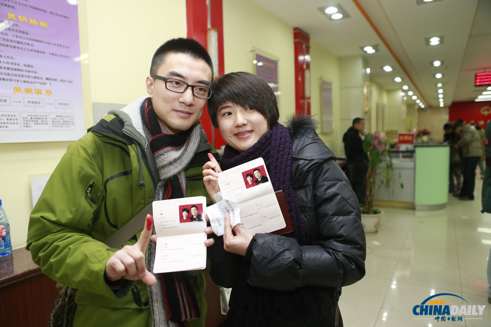 “萬年真愛日”各地情侶扎堆結(jié)婚