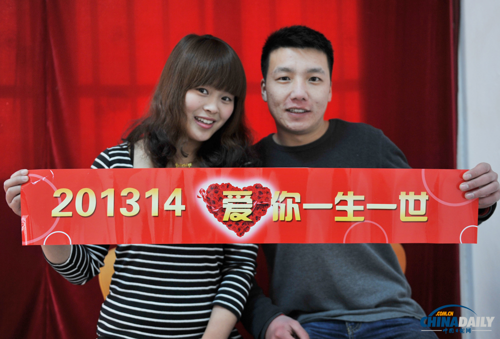 “萬(wàn)年真愛(ài)日”各地情侶扎堆結(jié)婚