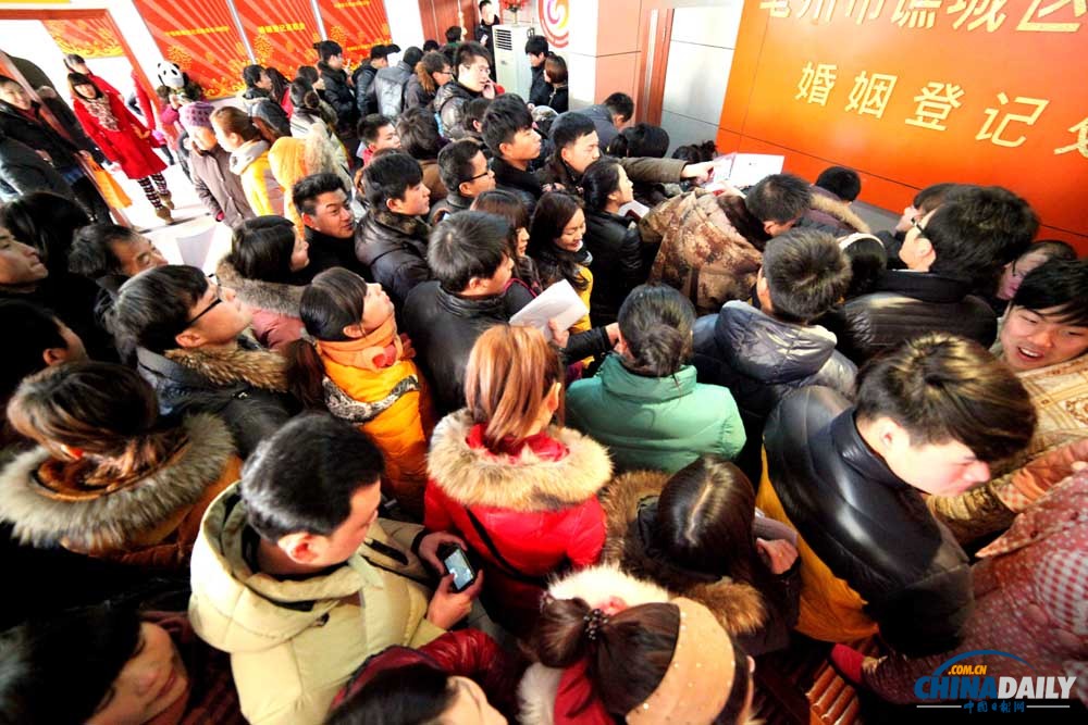 “萬(wàn)年真愛(ài)日”各地情侶扎堆結(jié)婚