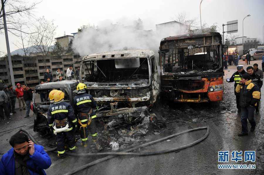 貴陽蔡家關(guān)路段18車追尾4車起火