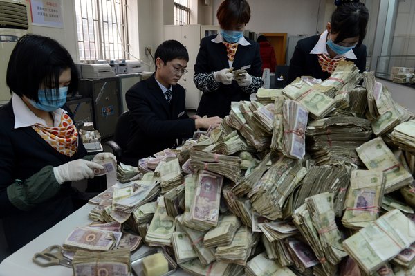 男子16.2萬(wàn)“毛票”存銀行 3人清點(diǎn)需半個(gè)月