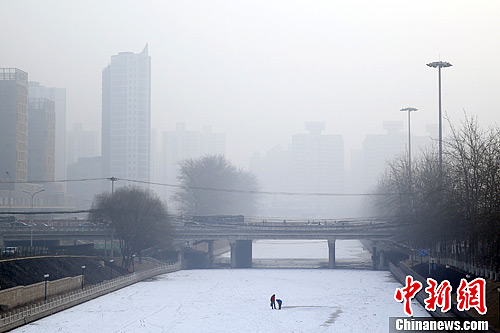 中國多地再遭霧霾圍城 交通受阻空氣質(zhì)量持續(xù)走低