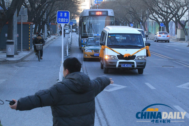 北京：人藝演員送別于是之 靈車?yán)@劇場一周