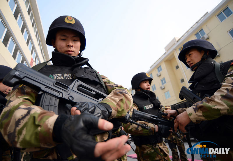 南京：武警特戰(zhàn)精英綜合演練“護(hù)航”春運