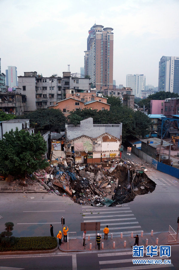 廣州地鐵工地附近突發(fā)地陷 一樓房瞬間消失