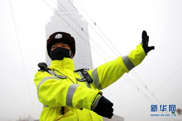 濟(jì)南交警試行戴口罩上崗