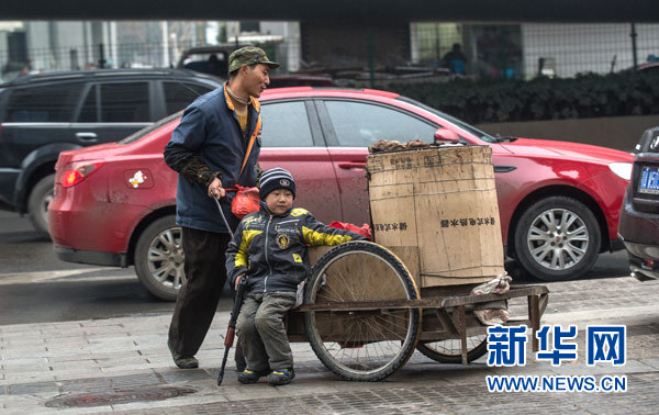 武漢“紅薯爸”邊烤紅薯邊教子感動網(wǎng)民