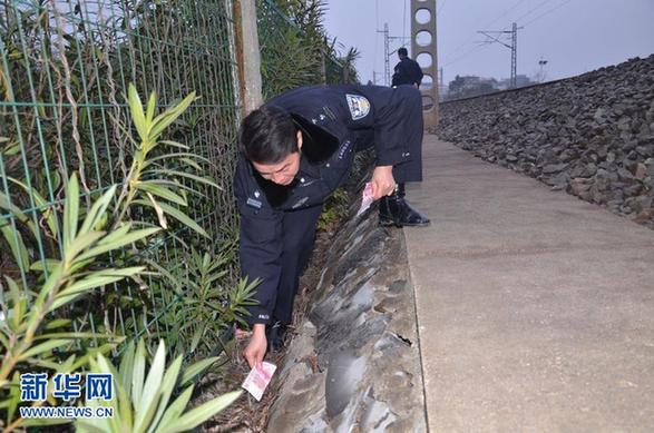 務工者萬元現(xiàn)金掉入列車便池散落鐵軌 民警冒雨沿路撿回