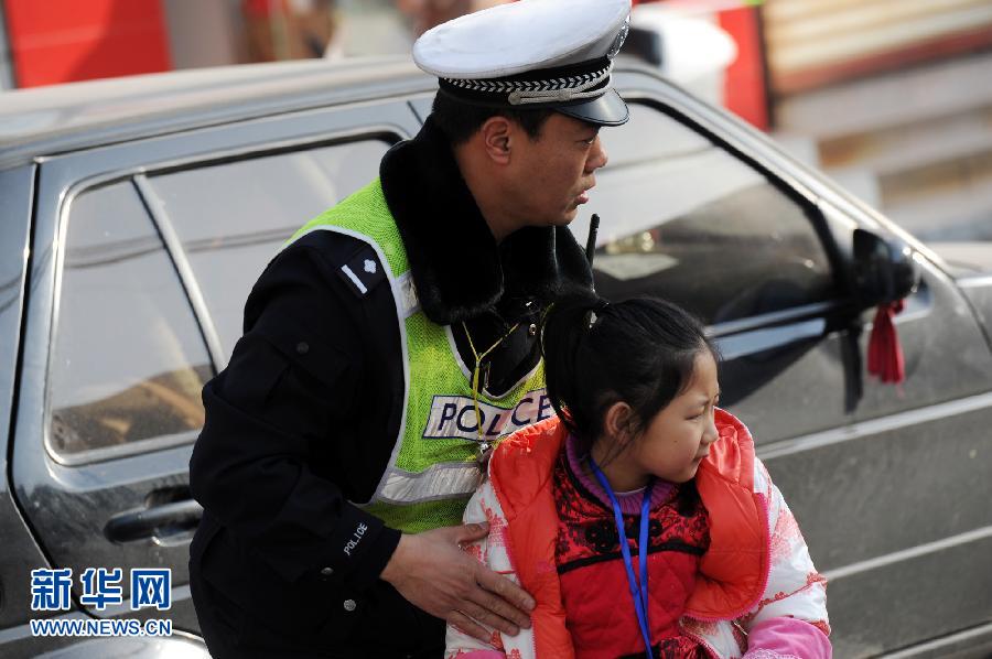 蘇交警“抱抱哥”每天抱送400名孩子下車進(jìn)園門