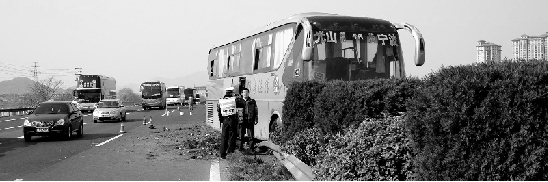 一把抓住方向盤踩下剎車 不會(huì)開車的乘客救了全車人