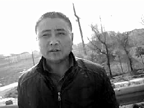 一把抓住方向盤(pán)踩下剎車(chē) 不會(huì)開(kāi)車(chē)的乘客救了全車(chē)人