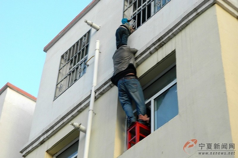 寧夏“托舉哥”40分鐘懸空堅(jiān)守救被困男孩 組圖