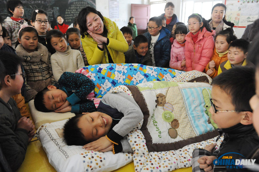 安徽阜陽：睡眠日“學(xué)生娃”學(xué)“睡覺”