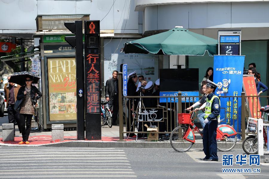 杭州新招治“中國(guó)式過馬路” 路邊擺屏幕“現(xiàn)場(chǎng)直播”