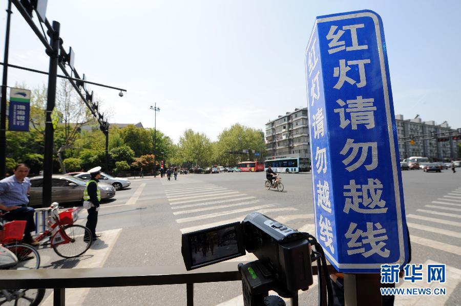 杭州新招治“中國式過馬路” 路邊擺屏幕“現(xiàn)場(chǎng)直播”