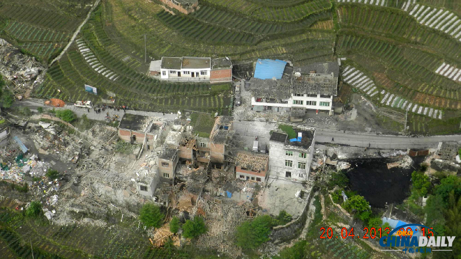 高清：空中直擊四川蘆山地震現(xiàn)場 已有47人死亡
