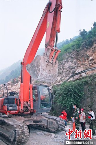 陳光標(biāo)租13臺大型機械趕赴四川雅安地震災(zāi)區(qū)