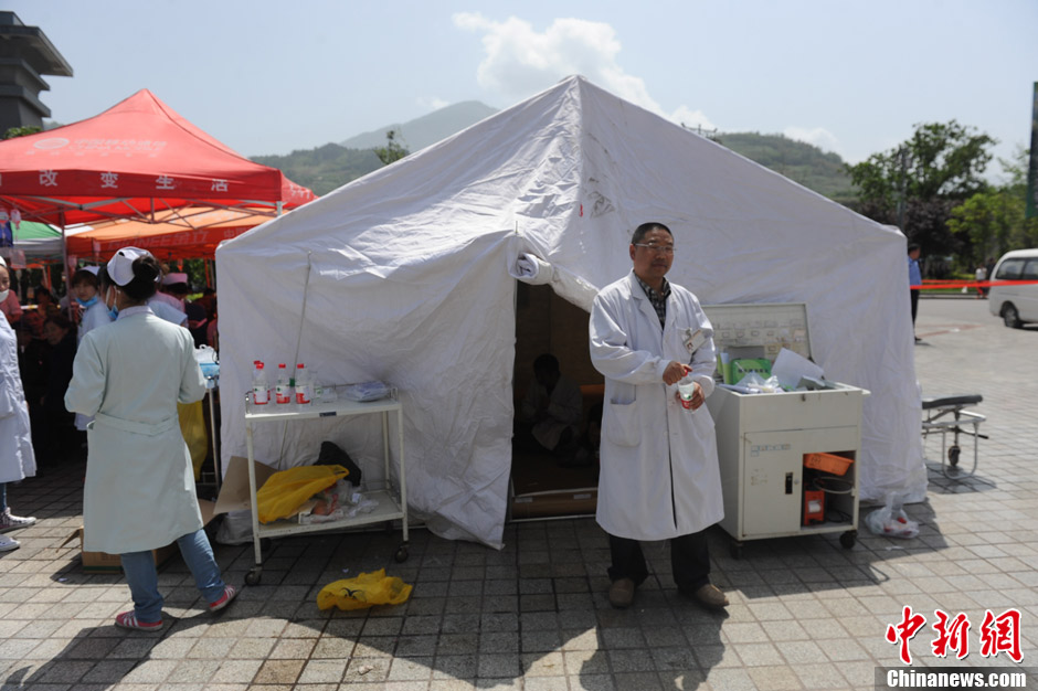 四川蘆山7.0級地震 民間救援隊(duì)往災(zāi)區(qū)集結(jié)