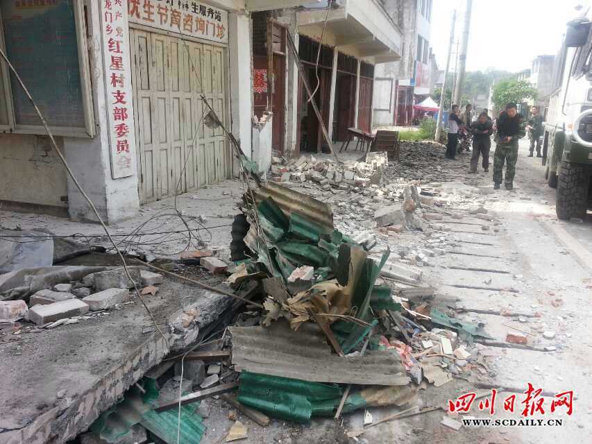 蘆山縣地震現(xiàn)場(chǎng)直擊：房倒屋塌[組圖]