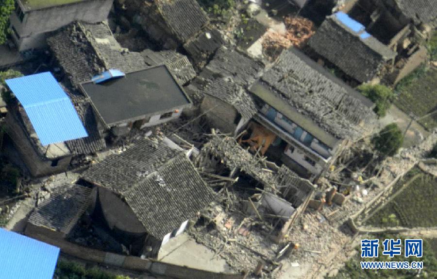 航拍四川省雅安市蘆山縣地震災區(qū)受災情況