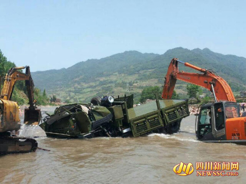 救災(zāi)軍車中途墜崖 車頭嚴重變形1人犧牲(圖)