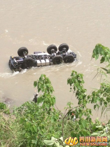救災(zāi)軍車中途墜崖 車頭嚴(yán)重變形1人犧牲(圖)