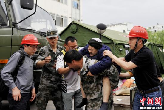 雅安地震：人性在災難中發(fā)光 善舉倍感溫情(圖)