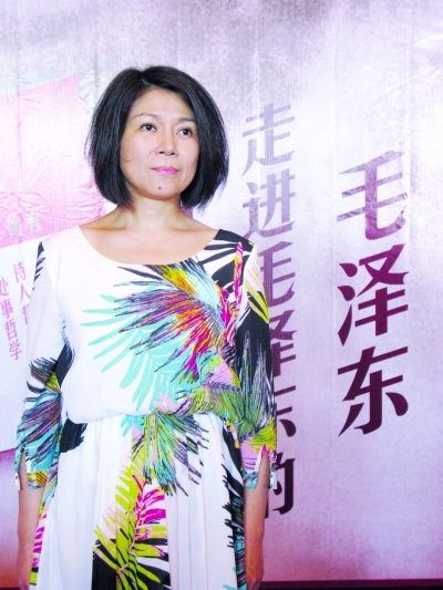 毛澤東外孫女書會(huì)簽售《毛澤東箴言》 書迷涌動(dòng)