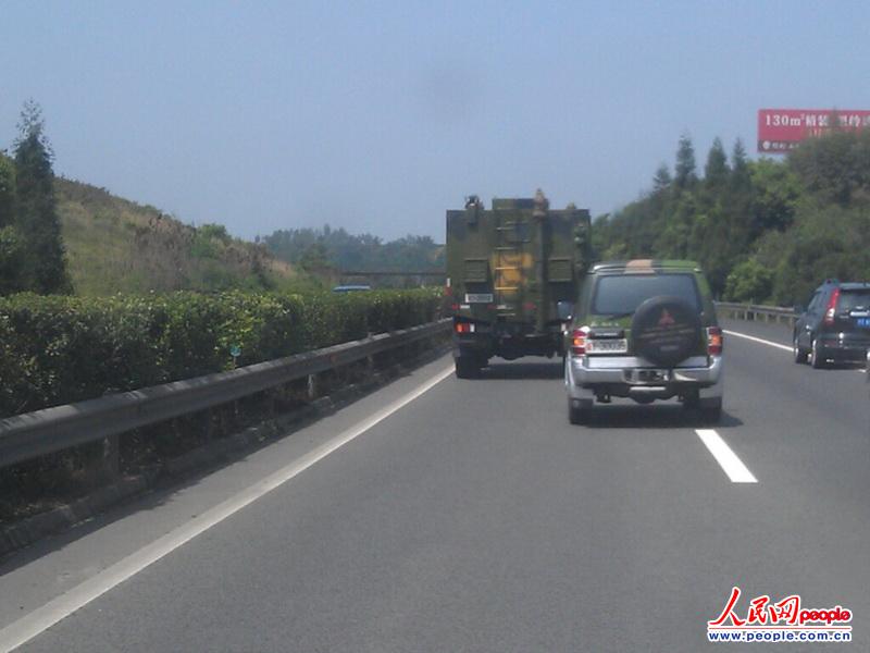 組圖：成都軍區(qū)“鐵拳師”開赴災(zāi)區(qū)