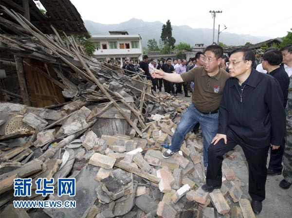 李克強乘直升機進入震中災(zāi)區(qū) 察看災(zāi)情指導(dǎo)救災(zāi)