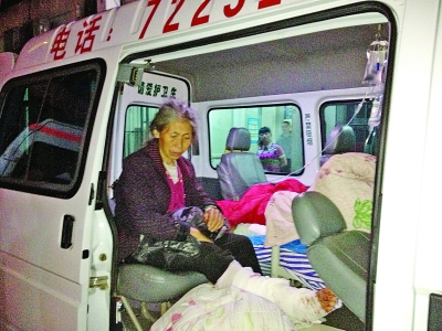 19歲小伙不顧房子搖晃 徒手刨救出母親(圖)
