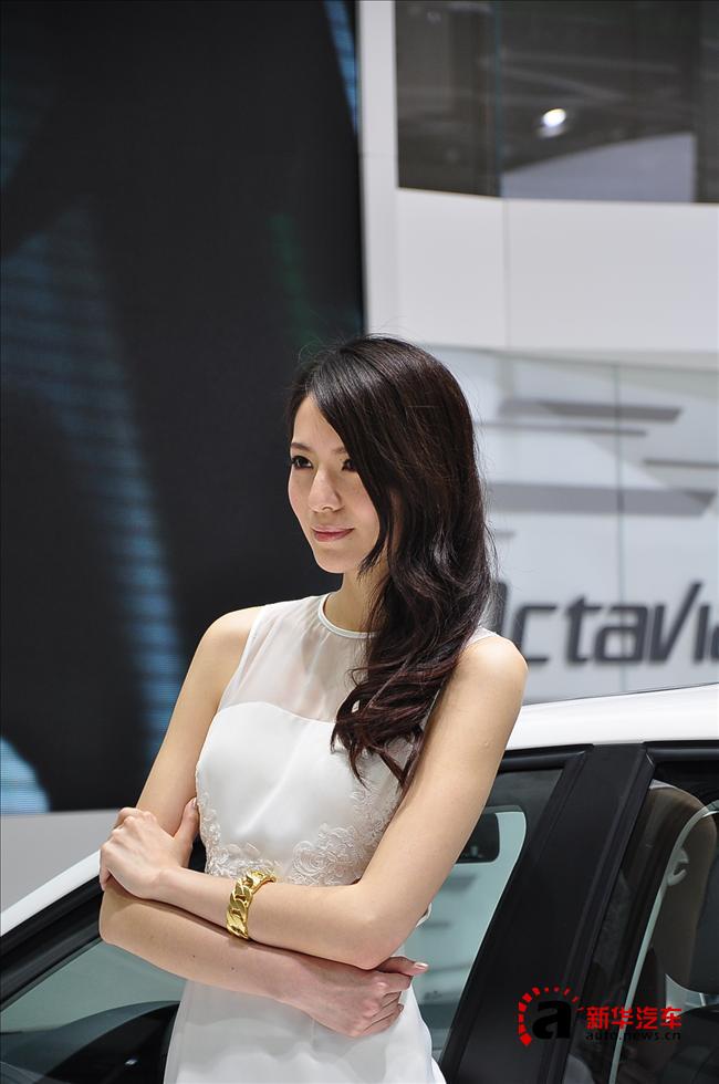 2013上海車展女模特再掀高潮 配角入戲反當(dāng)主角（圖）