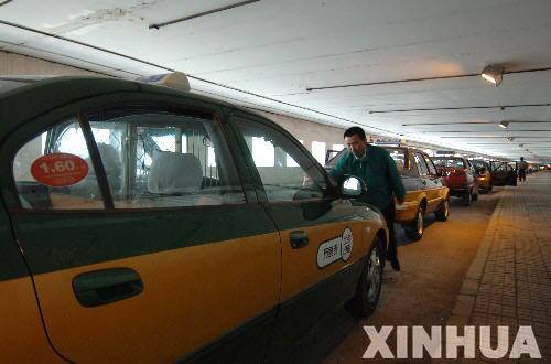 京出租車(chē)擬漲價(jià) 社會(huì)各界吐槽